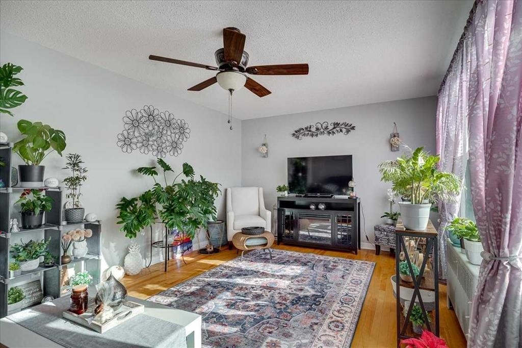39 Poplar Crescent, Springbrook, AB - Indoor Photo Showing Living Room