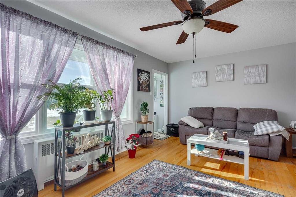 39 Poplar Crescent, Springbrook, AB - Indoor Photo Showing Living Room