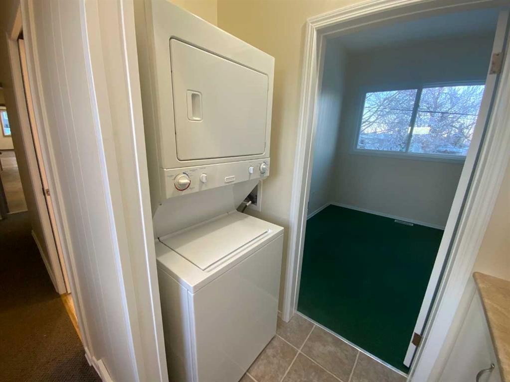 416 Arena, Trochu, AB - Indoor Photo Showing Laundry Room