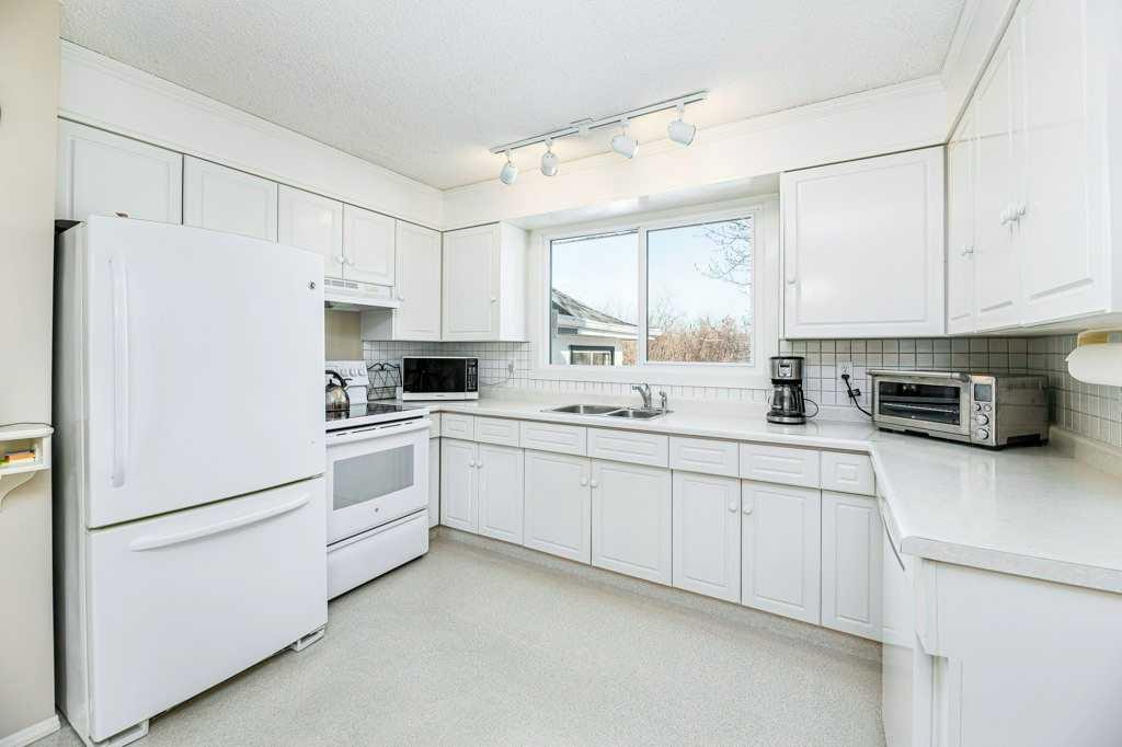 15 Waghorn Close, Red Deer, AB - Indoor Photo Showing Kitchen With Double Sink
