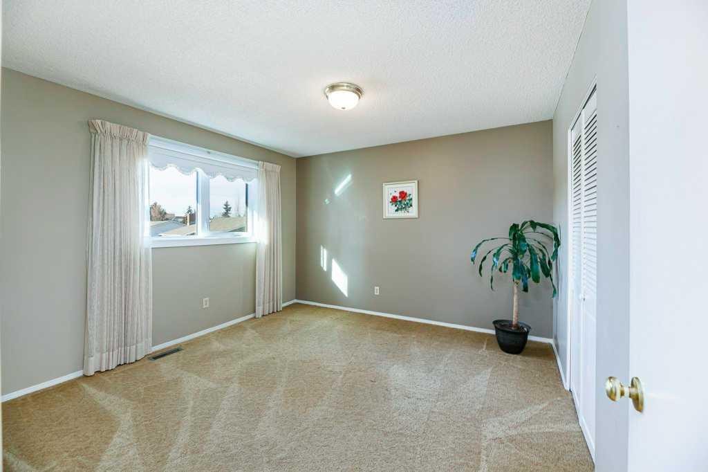15 Waghorn Close, Red Deer, AB - Indoor Photo Showing Other Room