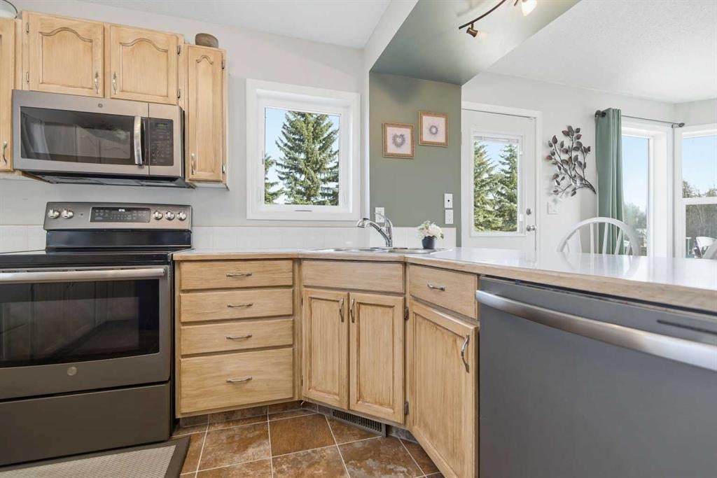 39081 C&E Trail, Red Deer, AB - Indoor Photo Showing Kitchen