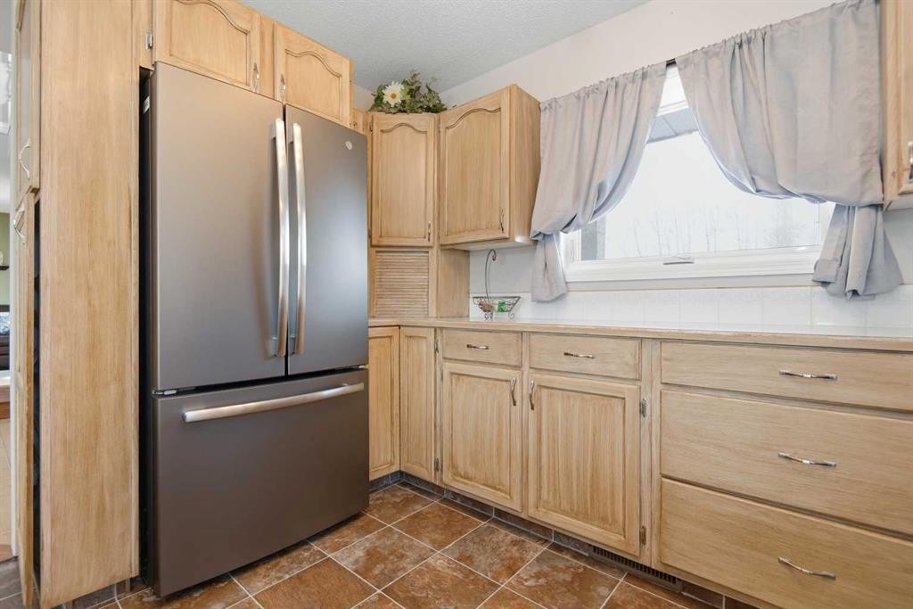 39081 C&E Trail, Red Deer, AB - Indoor Photo Showing Kitchen