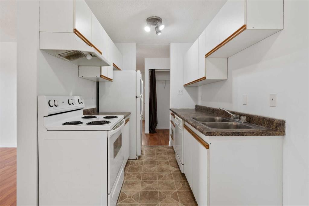 306-114 Mount Pleasant Drive, Camrose, AB - Indoor Photo Showing Kitchen With Double Sink