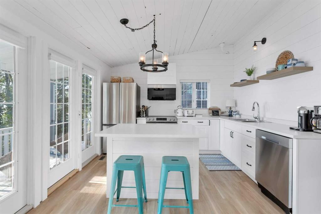 79 Birchcliff Road, Birchcliff, AB - Indoor Photo Showing Kitchen