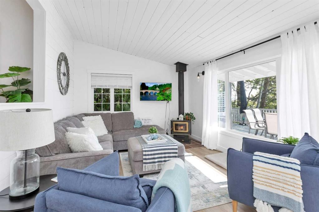 79 Birchcliff Road, Birchcliff, AB - Indoor Photo Showing Living Room