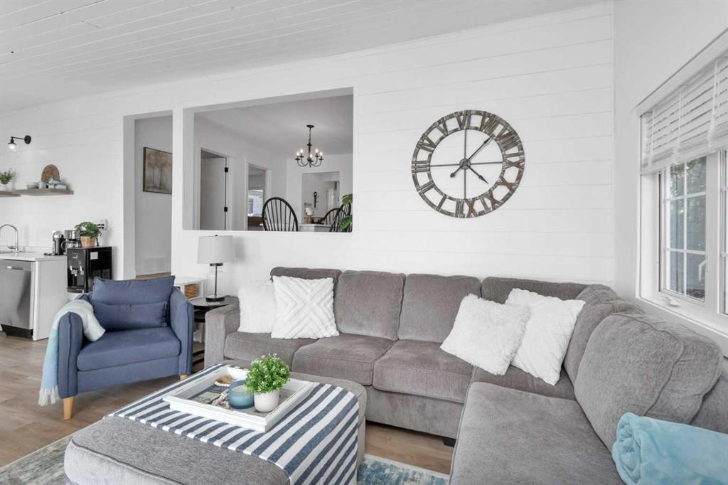 79 Birchcliff Road, Birchcliff, AB - Indoor Photo Showing Living Room
