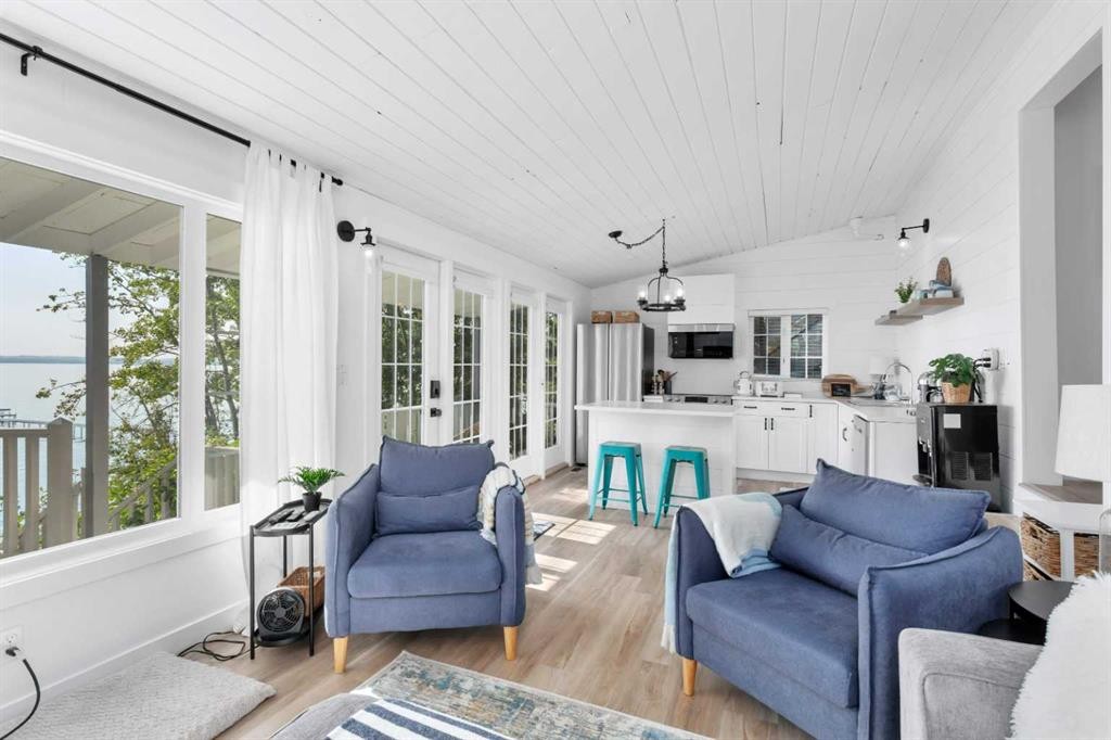 79 Birchcliff Road, Birchcliff, AB - Indoor Photo Showing Living Room