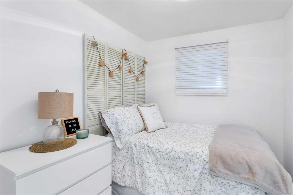 79 Birchcliff Road, Birchcliff, AB - Indoor Photo Showing Bedroom