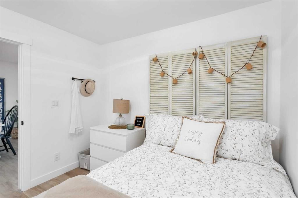 79 Birchcliff Road, Birchcliff, AB - Indoor Photo Showing Bedroom