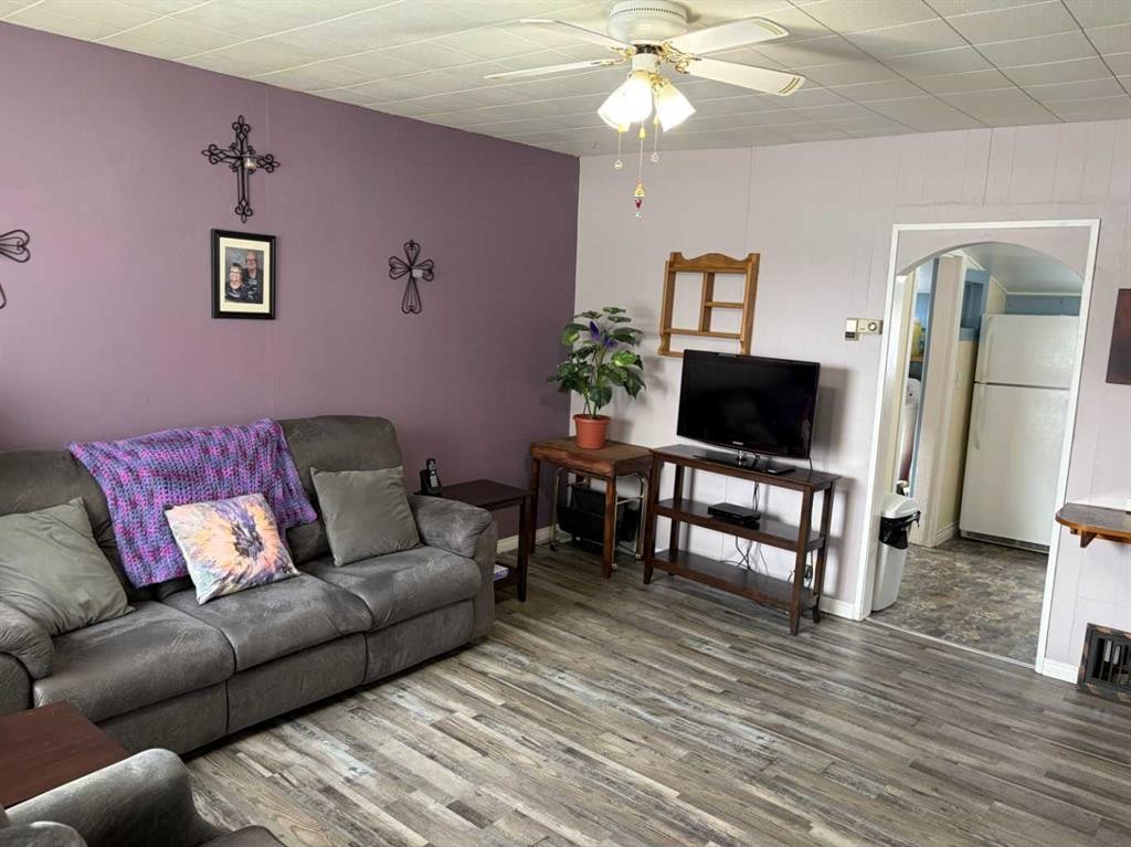 5218 50, Castor, AB - Indoor Photo Showing Living Room