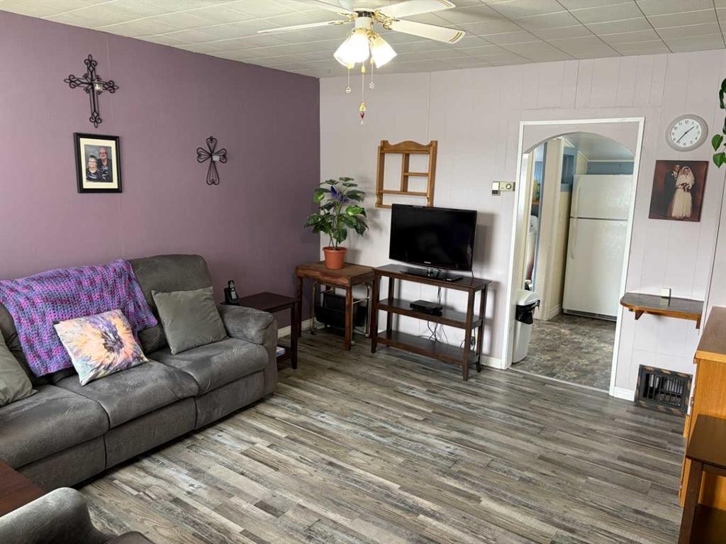 5218 50, Castor, AB - Indoor Photo Showing Living Room