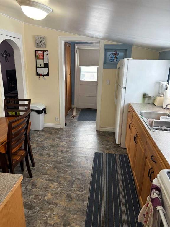 5218 50, Castor, AB - Indoor Photo Showing Kitchen With Double Sink