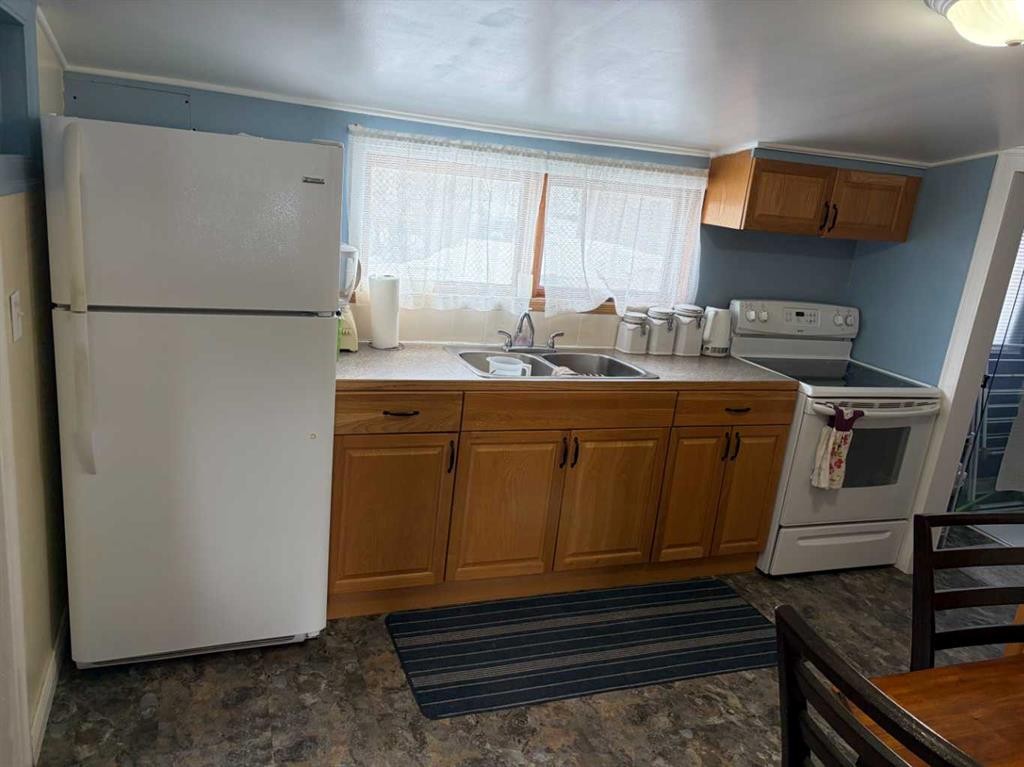 5218 50, Castor, AB - Indoor Photo Showing Kitchen With Double Sink