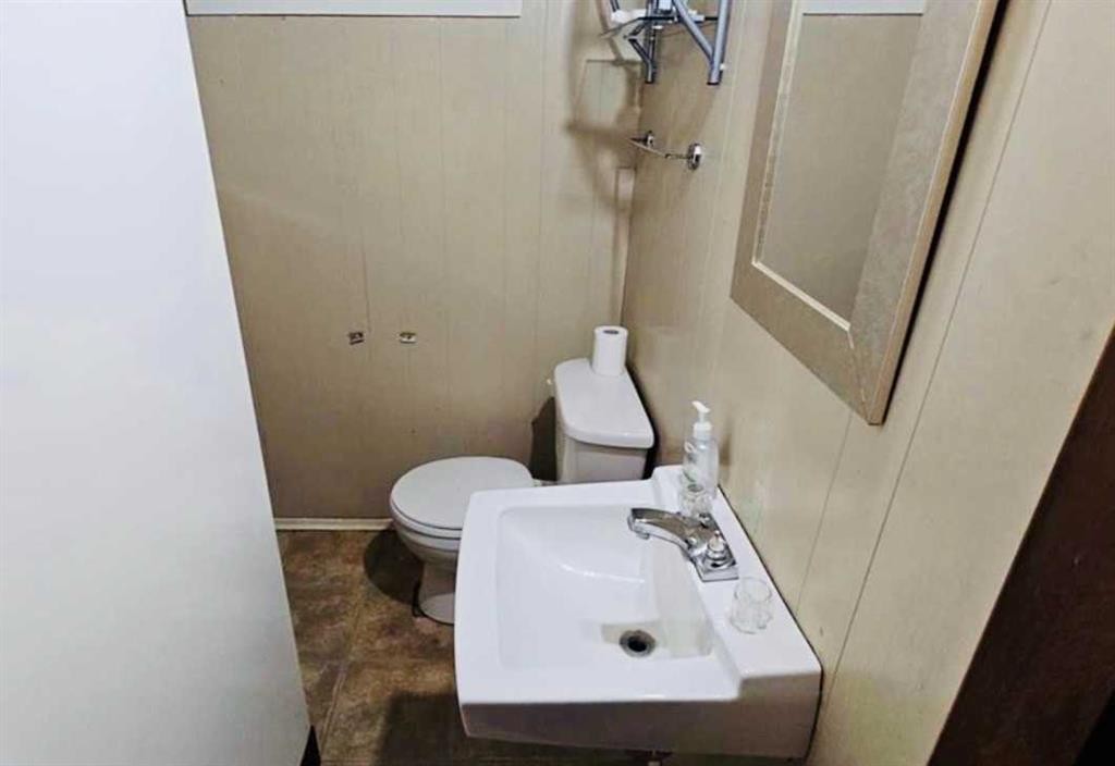 5110 51, Castor, AB - Indoor Photo Showing Bathroom