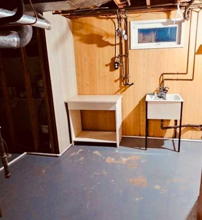 5110 51, Castor, AB - Indoor