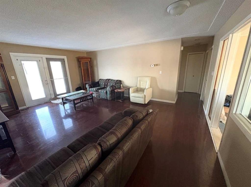 5110 51, Castor, AB - Indoor Photo Showing Other Room