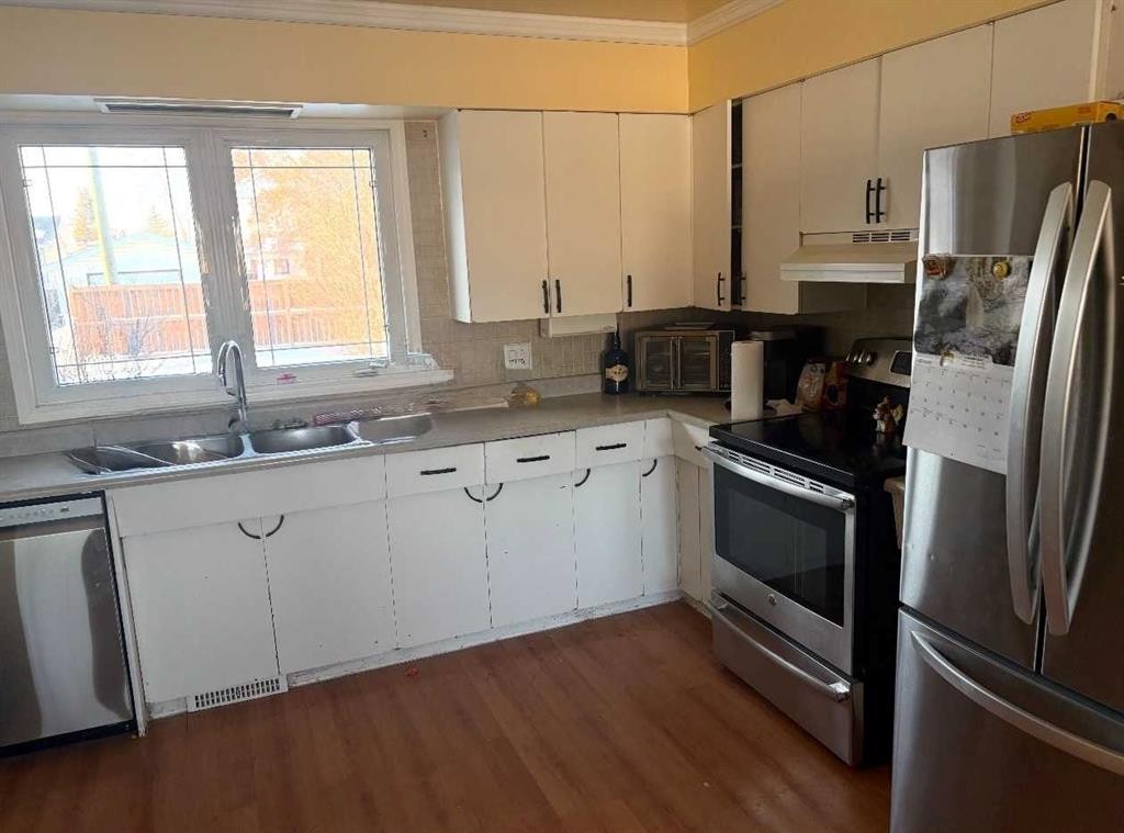 5110 51, Castor, AB - Indoor Photo Showing Kitchen With Double Sink