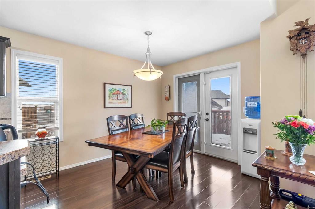 22 Morton Close, Penhold, AB - Indoor Photo Showing Dining Room