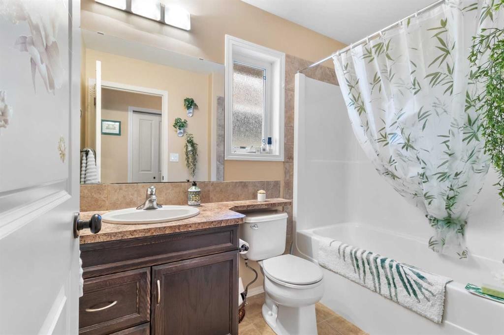 22 Morton Close, Penhold, AB - Indoor Photo Showing Bathroom