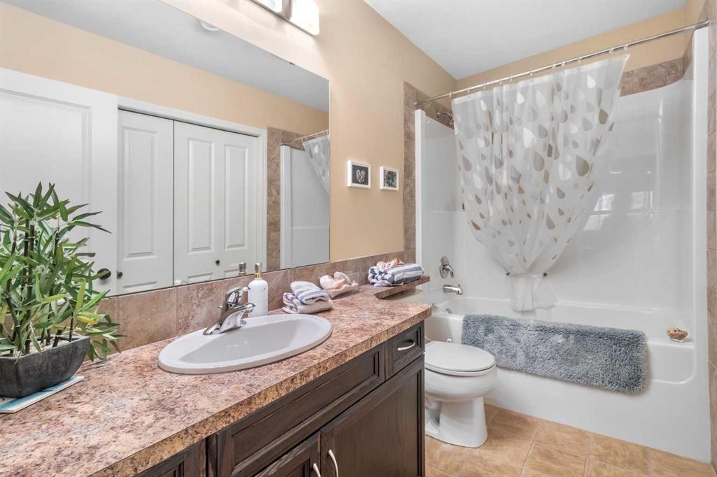 22 Morton Close, Penhold, AB - Indoor Photo Showing Bathroom