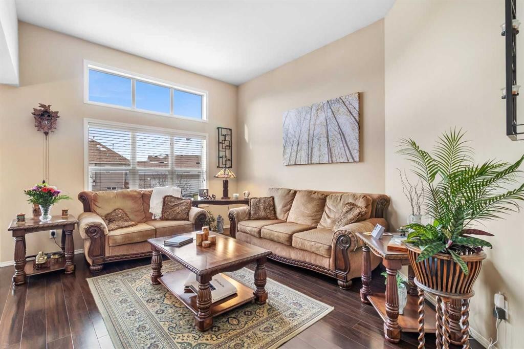22 Morton Close, Penhold, AB - Indoor Photo Showing Living Room