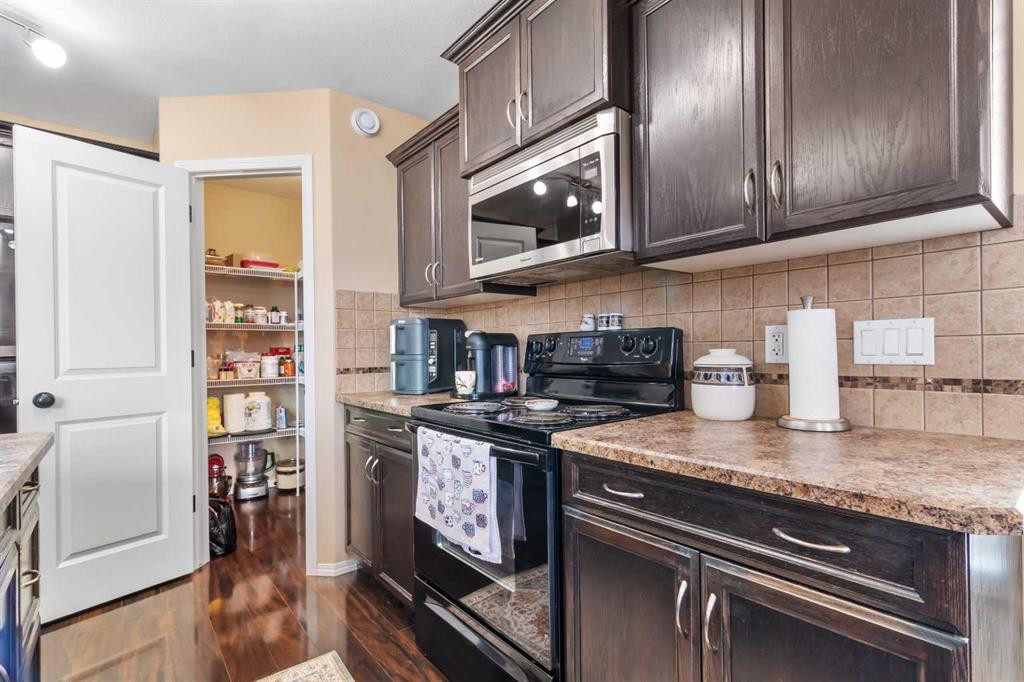 22 Morton Close, Penhold, AB - Indoor Photo Showing Kitchen