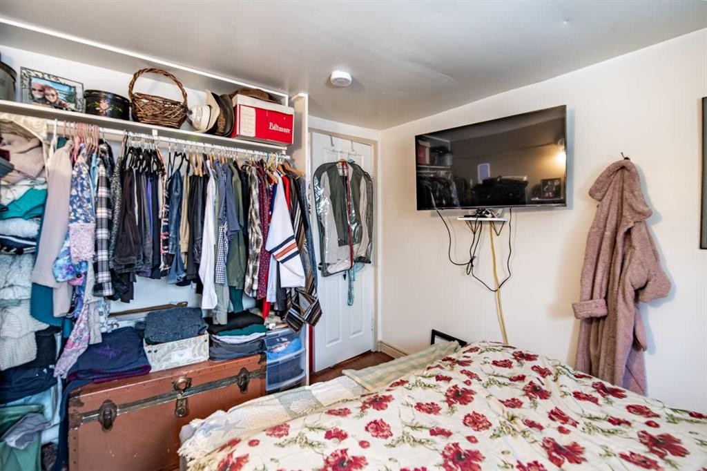 5111 47 Avenue, Sylvan Lake, AB - Indoor Photo Showing Bedroom
