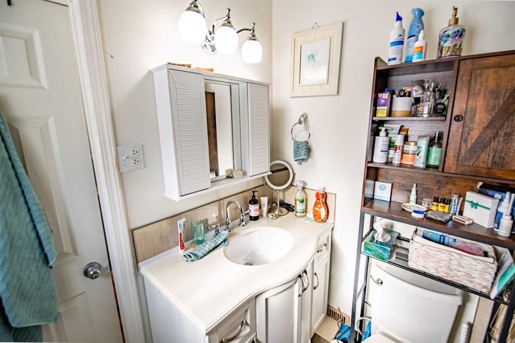 5111 47 Avenue, Sylvan Lake, AB - Indoor Photo Showing Bathroom