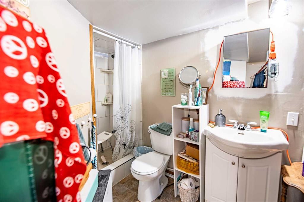 5111 47 Avenue, Sylvan Lake, AB - Indoor Photo Showing Bathroom