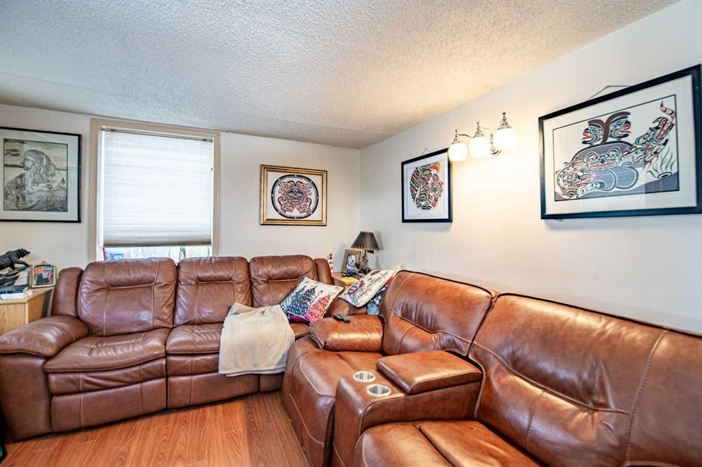5111 47 Avenue, Sylvan Lake, AB - Indoor Photo Showing Living Room