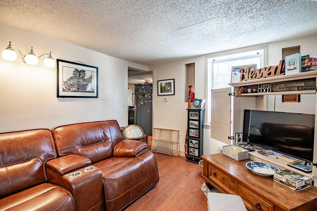 5111 47 Avenue, Sylvan Lake, AB - Indoor