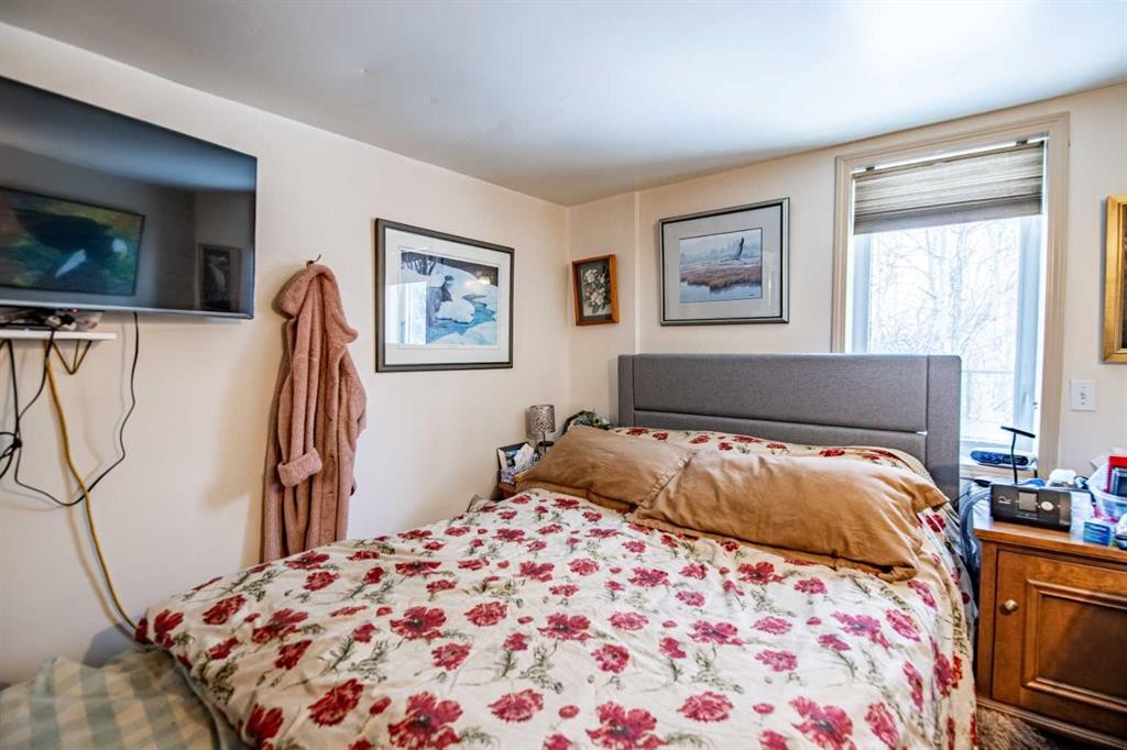 5111 47 Avenue, Sylvan Lake, AB - Indoor Photo Showing Bedroom