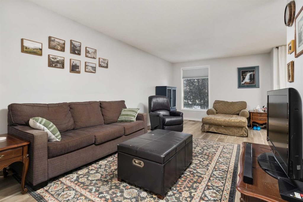 #4-4118 60 Street, Camrose, AB - Indoor Photo Showing Living Room