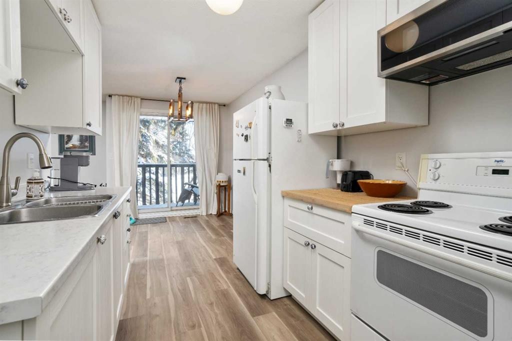 #4-4118 60 Street, Camrose, AB - Indoor Photo Showing Kitchen With Double Sink
