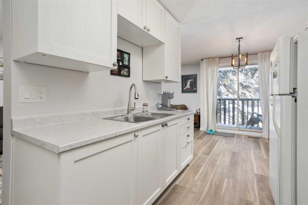 #4-4118 60 Street, Camrose, AB - Indoor Photo Showing Kitchen With Double Sink