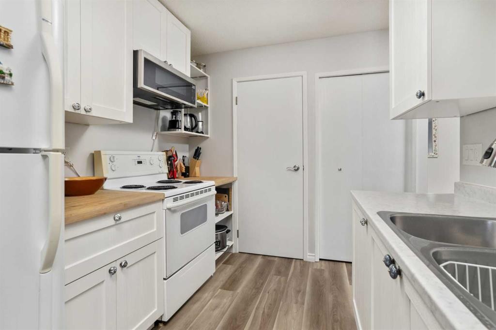 #4-4118 60 Street, Camrose, AB - Indoor Photo Showing Kitchen With Double Sink