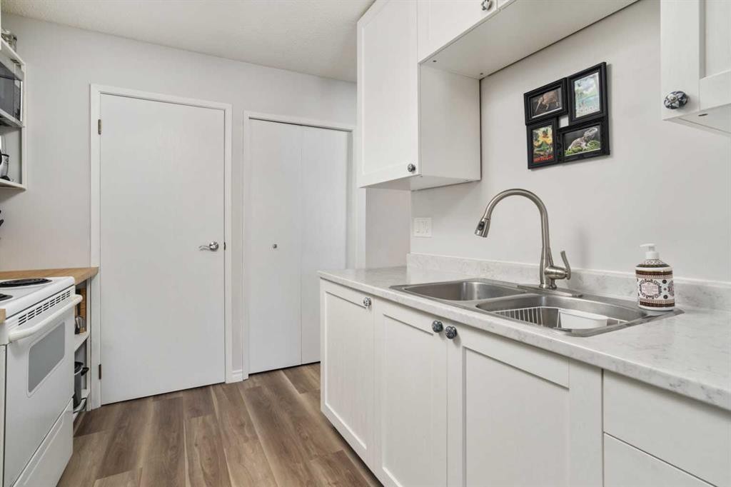 #4-4118 60 Street, Camrose, AB - Indoor Photo Showing Kitchen With Double Sink