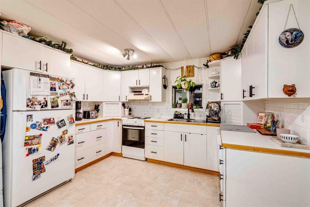 20 Mobile Drive, Three Hills, AB