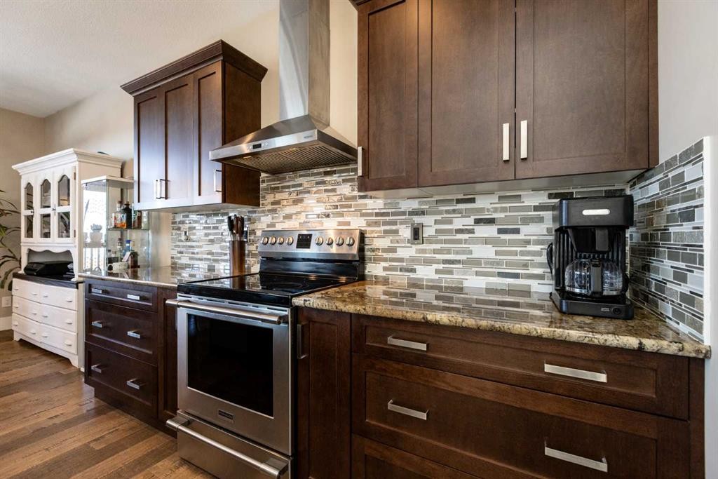 5824 Maple Crescent, Innisfail, AB - Indoor Photo Showing Kitchen With Upgraded Kitchen