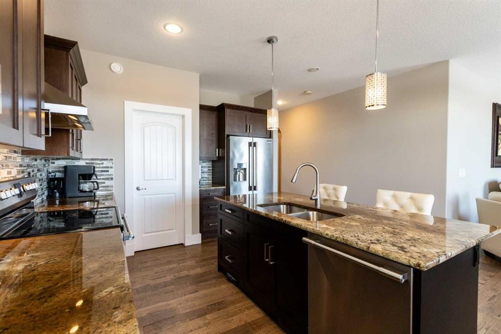 5824 Maple Crescent, Innisfail, AB - Indoor Photo Showing Kitchen With Double Sink With Upgraded Kitchen