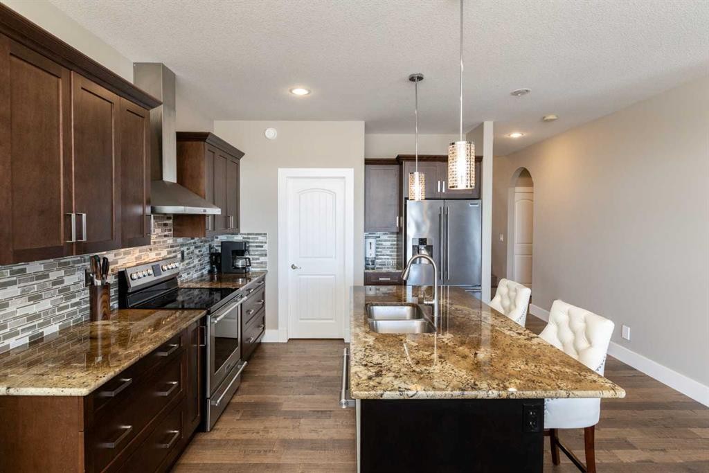 5824 Maple Crescent, Innisfail, AB - Indoor Photo Showing Kitchen With Double Sink With Upgraded Kitchen