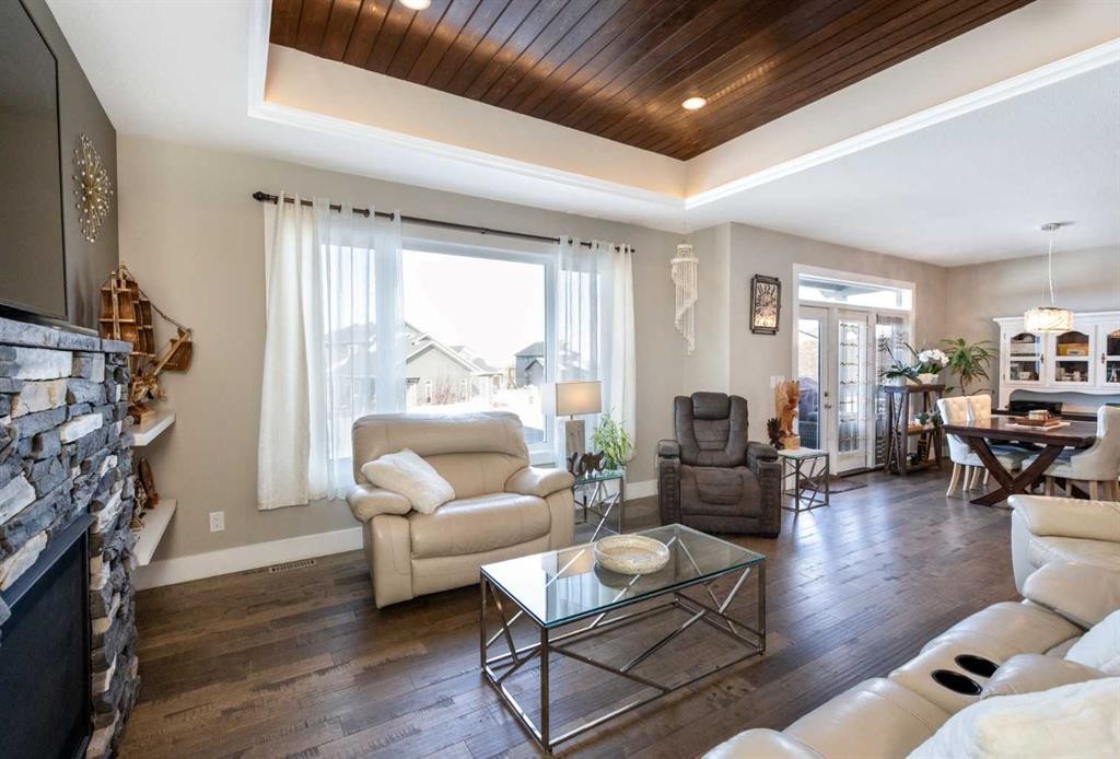 5824 Maple Crescent, Innisfail, AB - Indoor Photo Showing Living Room