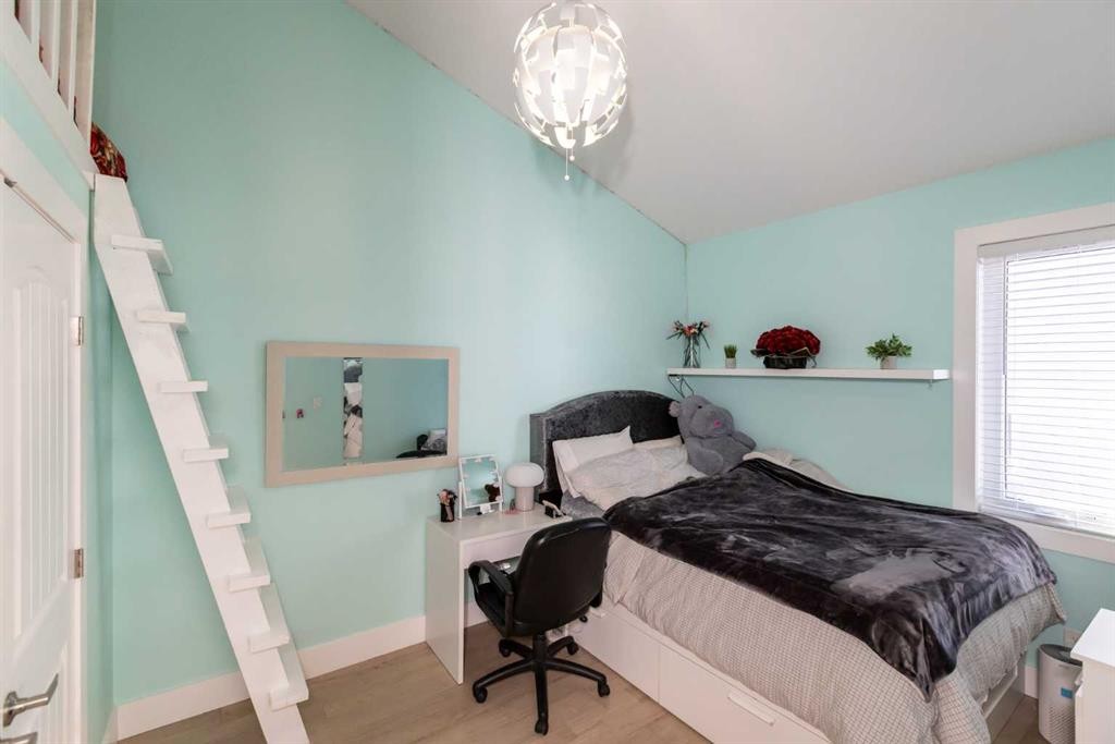 5824 Maple Crescent, Innisfail, AB - Indoor Photo Showing Bedroom