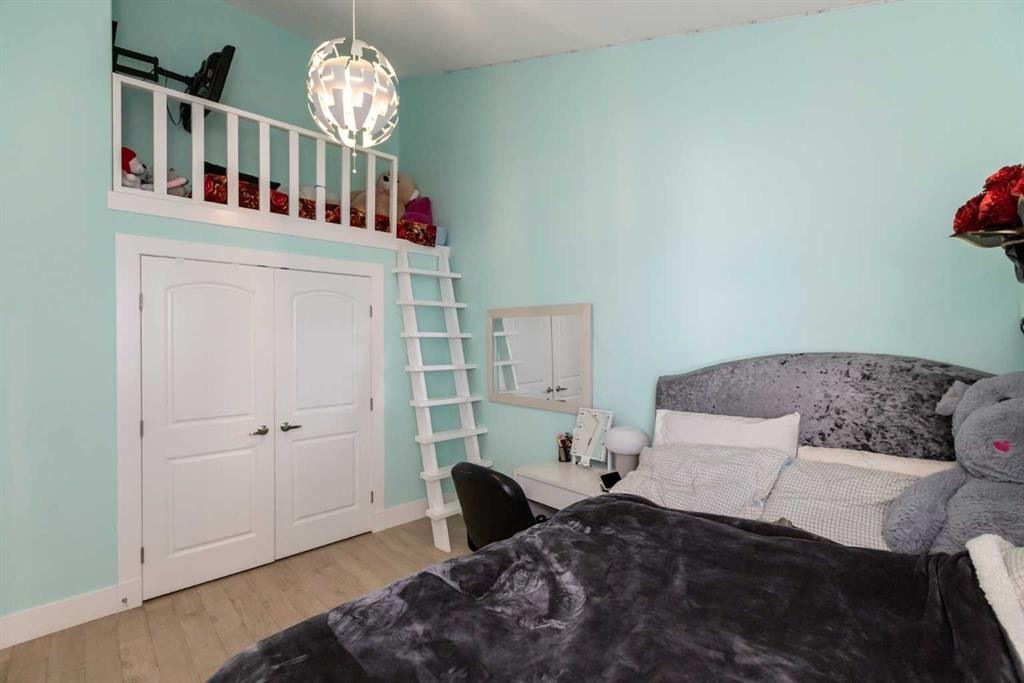 5824 Maple Crescent, Innisfail, AB - Indoor Photo Showing Bedroom