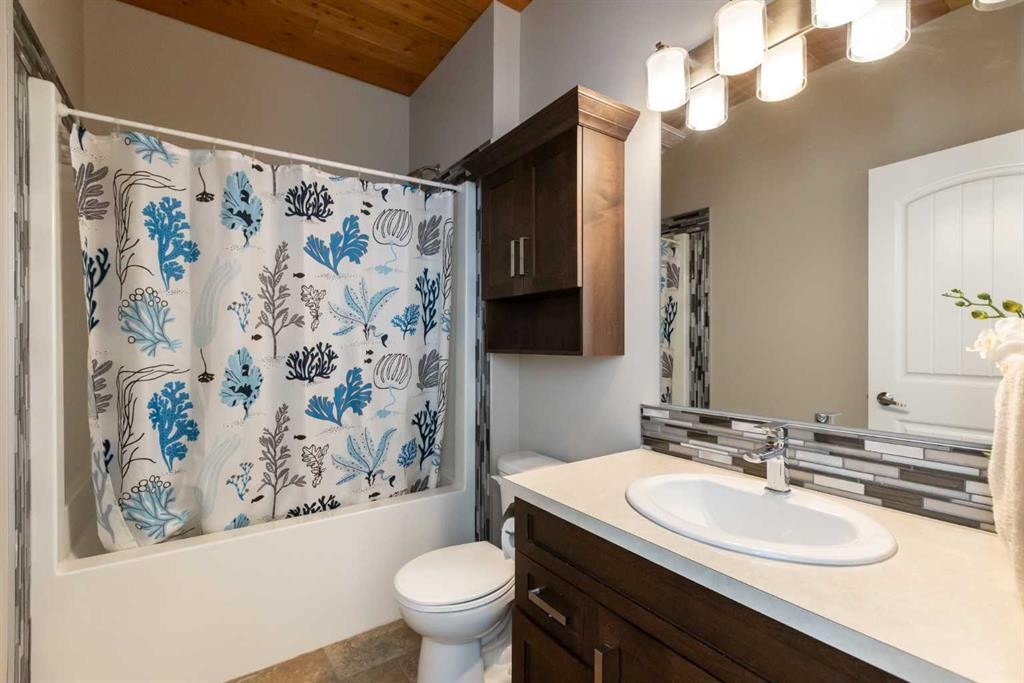5824 Maple Crescent, Innisfail, AB - Indoor Photo Showing Bathroom