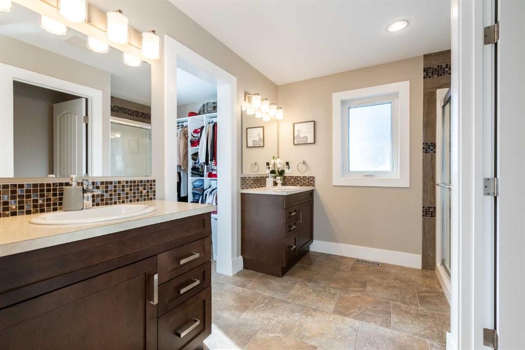 5824 Maple Crescent, Innisfail, AB - Indoor Photo Showing Bathroom