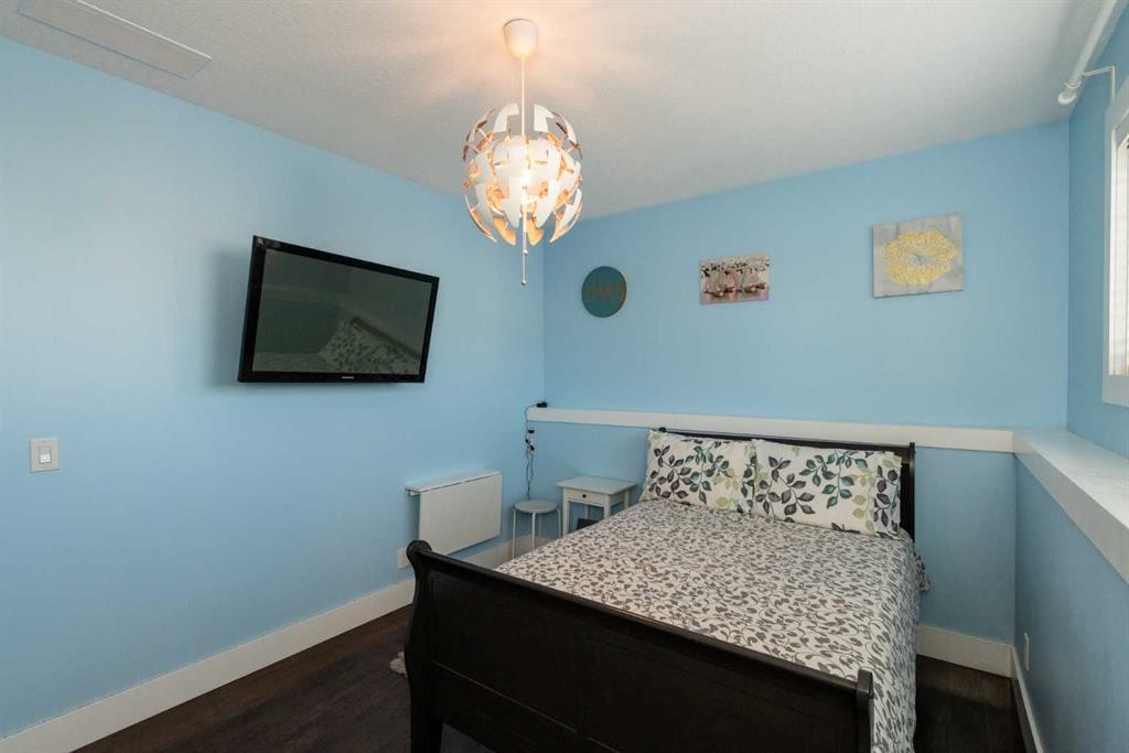 5824 Maple Crescent, Innisfail, AB - Indoor Photo Showing Bedroom