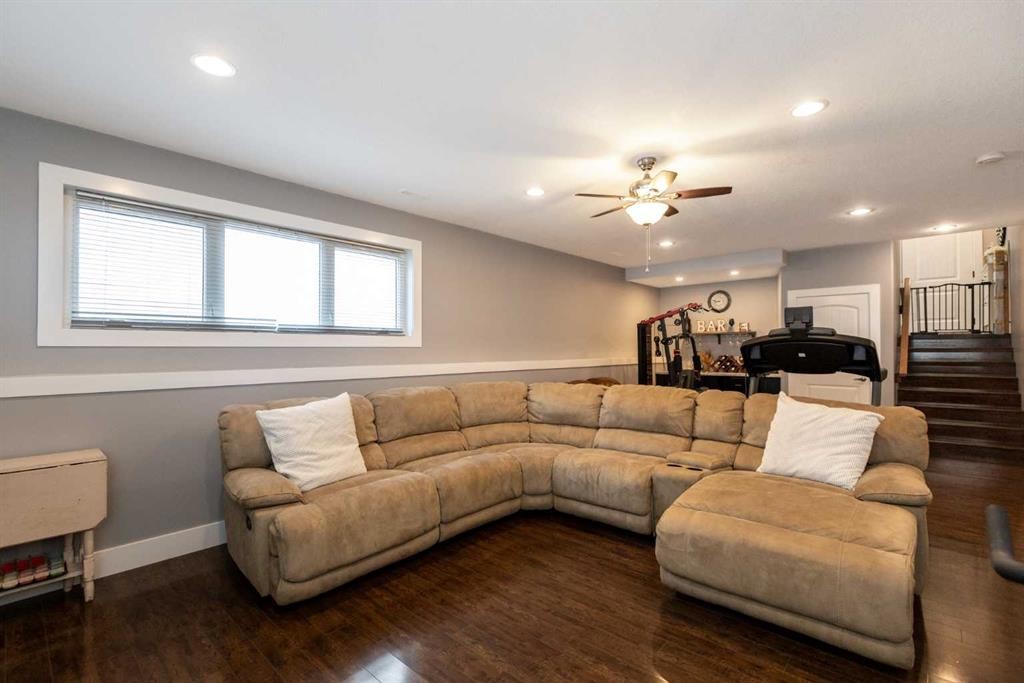 5824 Maple Crescent, Innisfail, AB - Indoor Photo Showing Living Room
