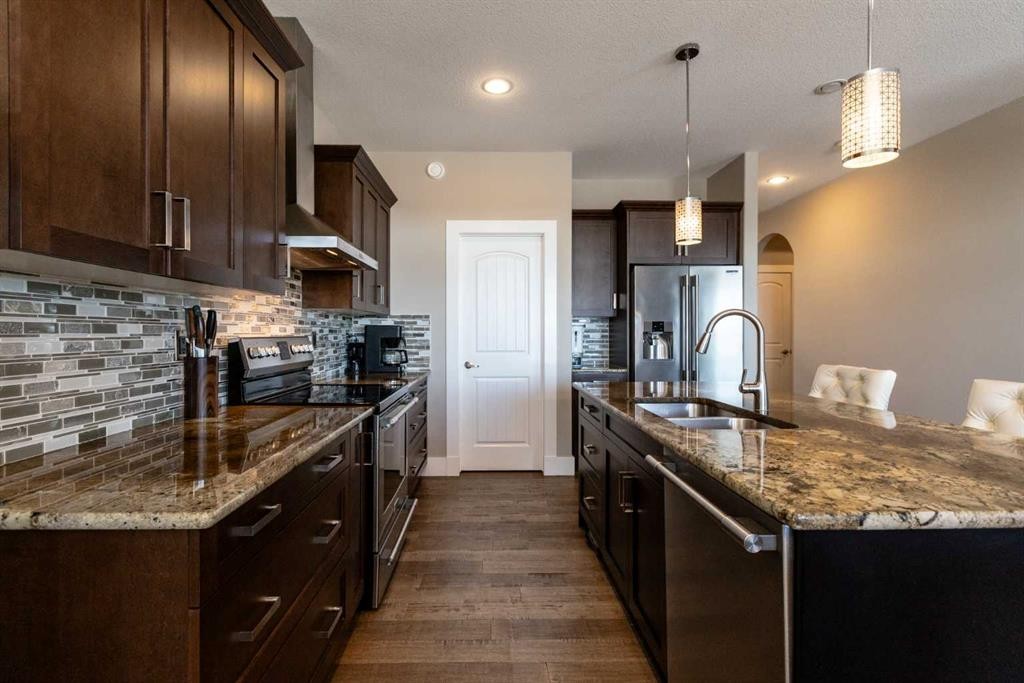 5824 Maple Crescent, Innisfail, AB - Indoor Photo Showing Kitchen With Double Sink With Upgraded Kitchen